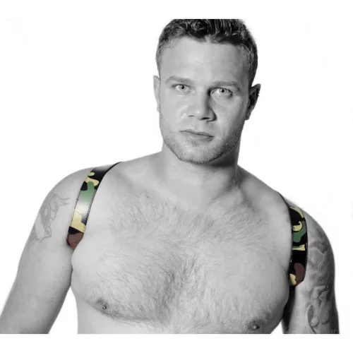 Camouflage bőr hám – stílusos férfi kiegészítő S/M