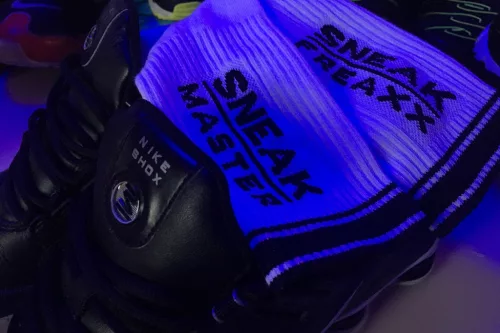 SNEAK MASTER – stílusos fehér-fekete zokni