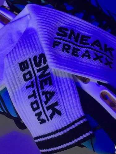 Sokken Sneak – stílusos fehér-fekete zokni