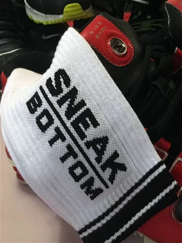 Sokken Sneak – stílusos fehér-fekete zokni