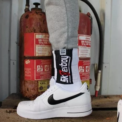 SMELLY Sk8erboy – stílusos fehér zokni fiatalos megjelenéssel