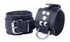 Prémium fekete bőr bilincsek – érzéki izgatás érdekében