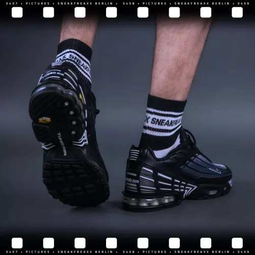 Rövid fehér-fekete zoknik – stílus és kényelem egy helyen