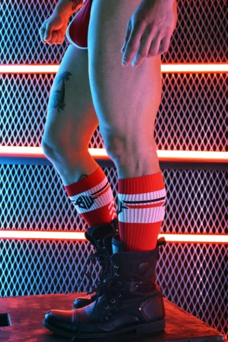 Locker Room – piros sportzokni, klasszikus stílusban